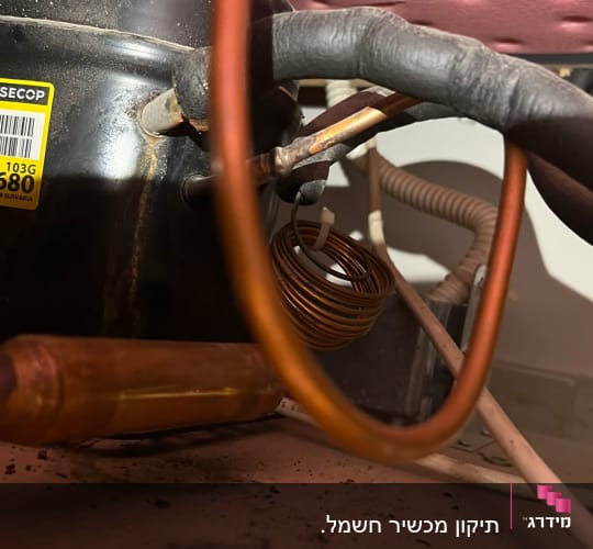 מדחס עם צינורות נחושת וחוטים חשמליים